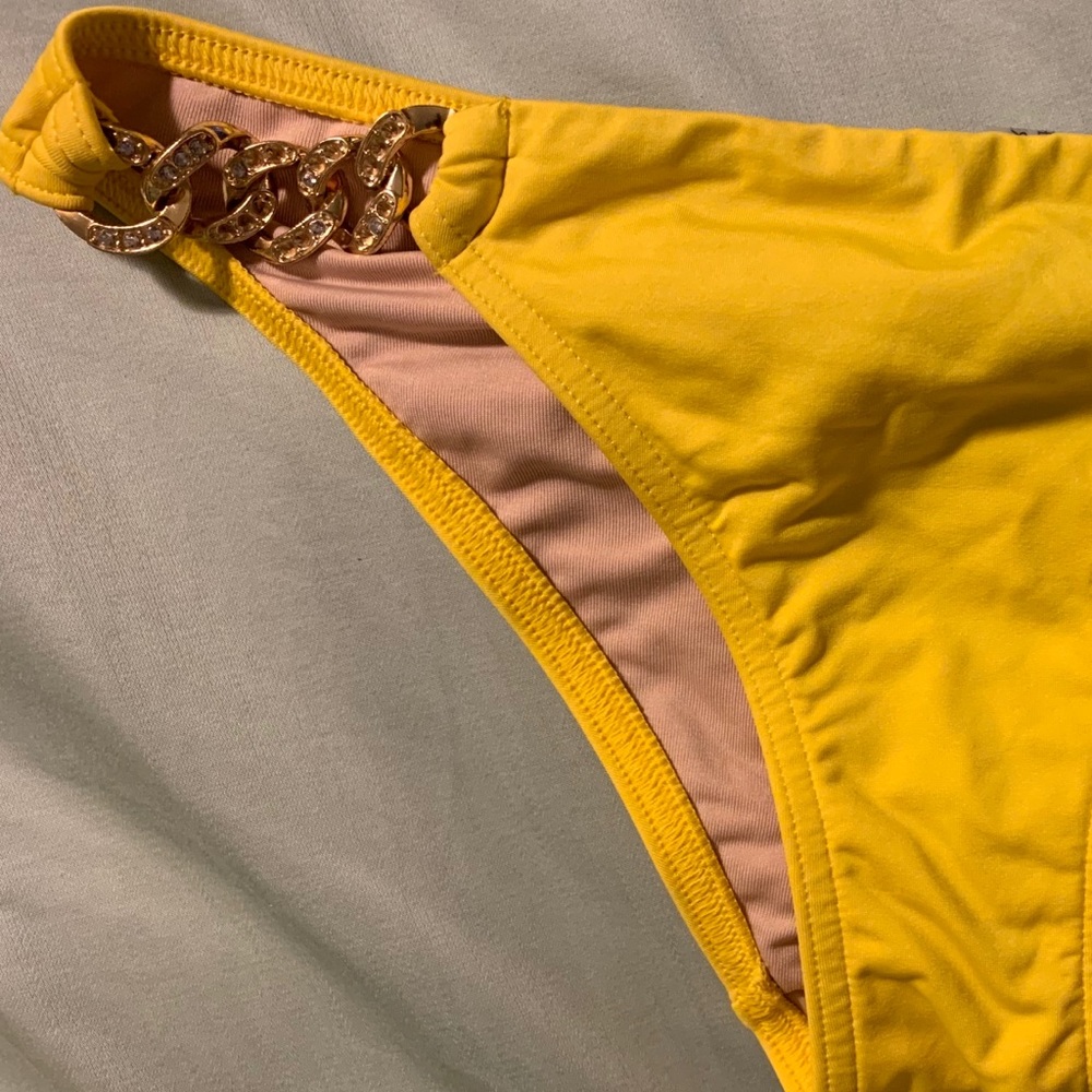 Yellow bikini bottom with gold chain details XS
